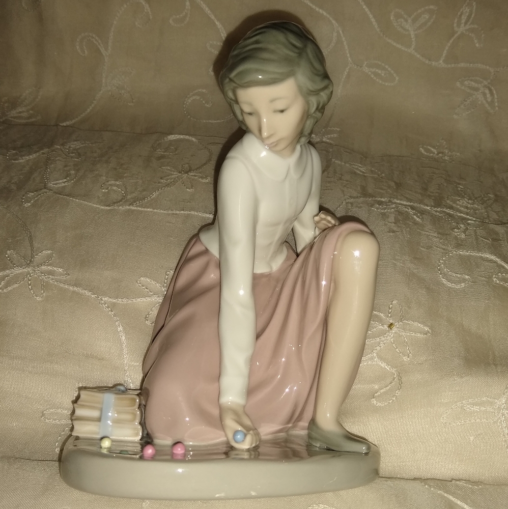 NAO by Llardo girl playing marbles.